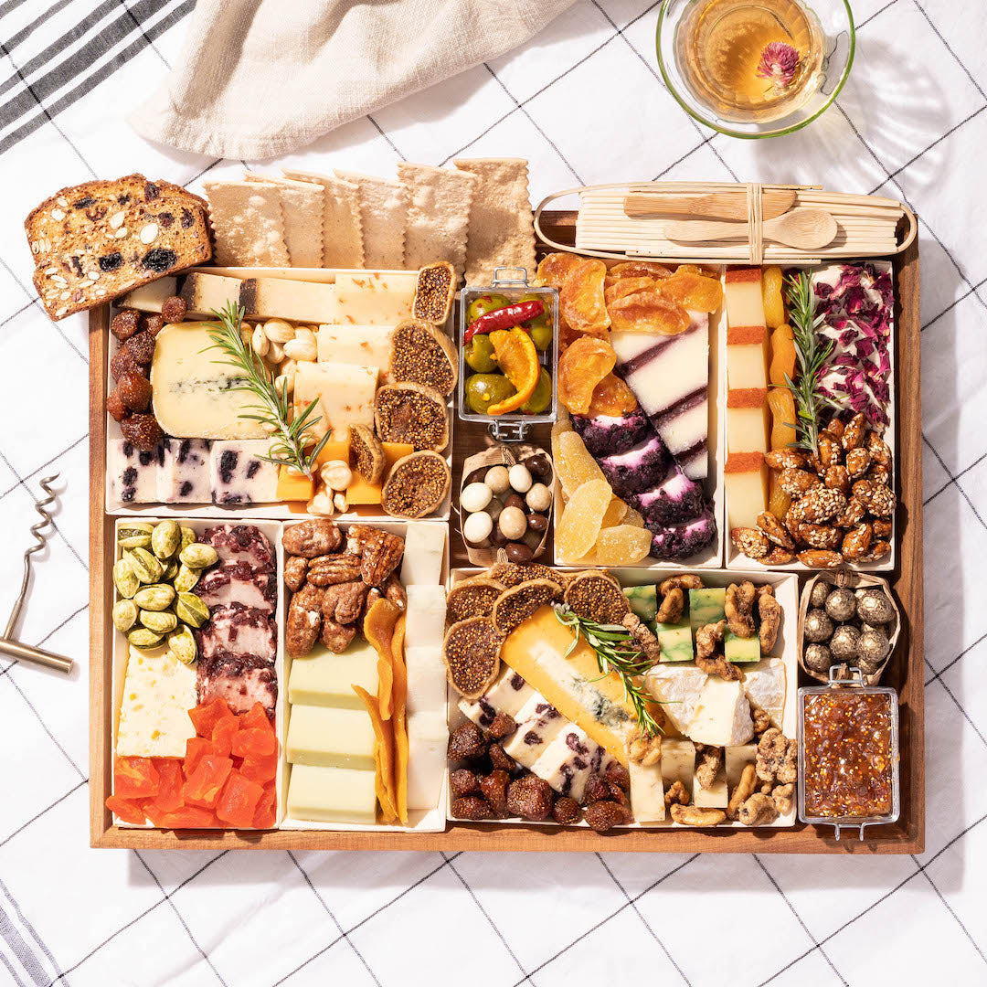 https://boarderie.com/cdn/shop/files/Arte-cheese-charcuterie-board-delivered-nationwide_copy_ef911831-a5b7-4f46-88c6-3f64d66e986e_1600x.jpg?v=1702643915